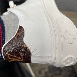 Inspired white sneakers w brown logo